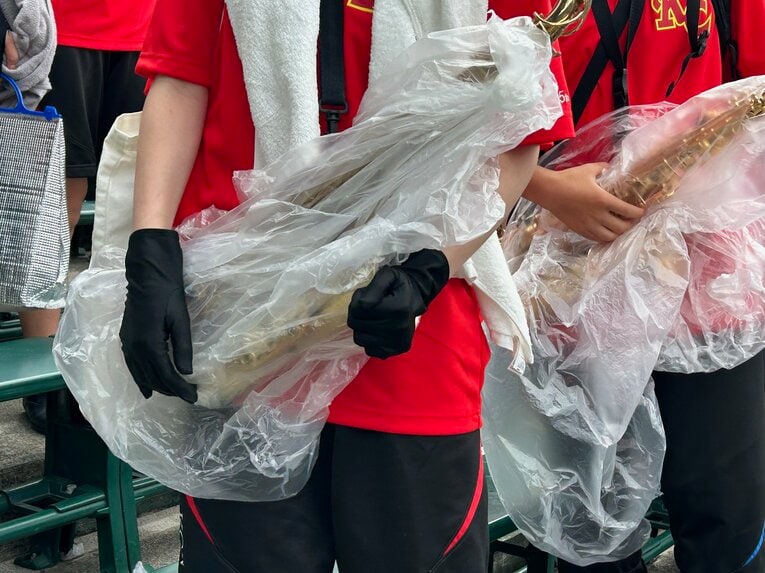 手袋＆ビニールで楽器を保護　©Yukiko Umetsu