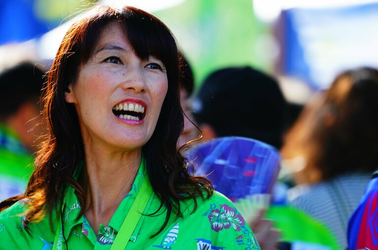 2018年、スタジアムを盛り上げる遠藤さちえさん。今年2月、29年間勤めたベルマーレを退職した ／ photograph by J.LEAGUE