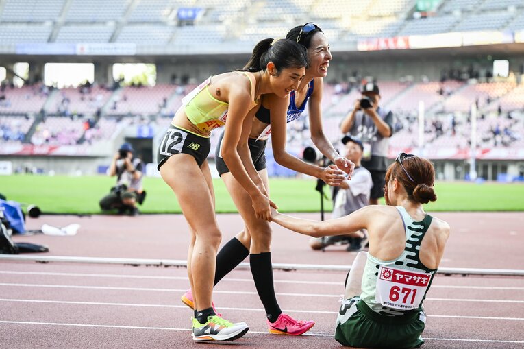 2位に入った山本を労う田中　©Asami Enomoto