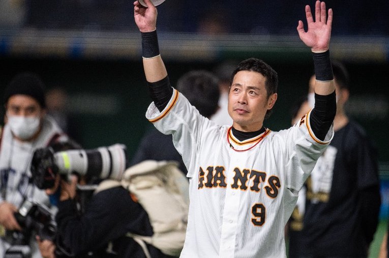 10月23日のヤクルト戦後、亀井善行（39歳）の引退セレモニーが行われた。ファンにお別れの挨拶をする亀井 ／ photograph by Nanae Suzuki