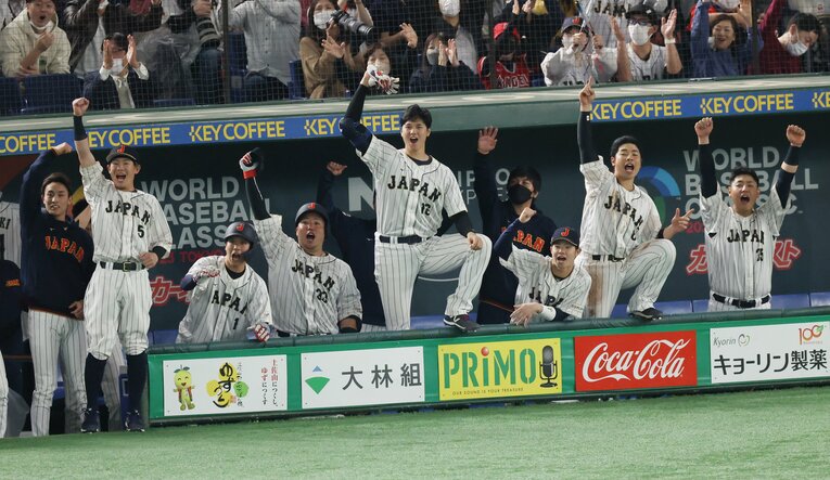 牧のホームランにこれ以上ないきれいな喜び方をする大谷＆近藤。みなデスターシャポーズができるのを待ち望んでいた　©JIJI PRESS