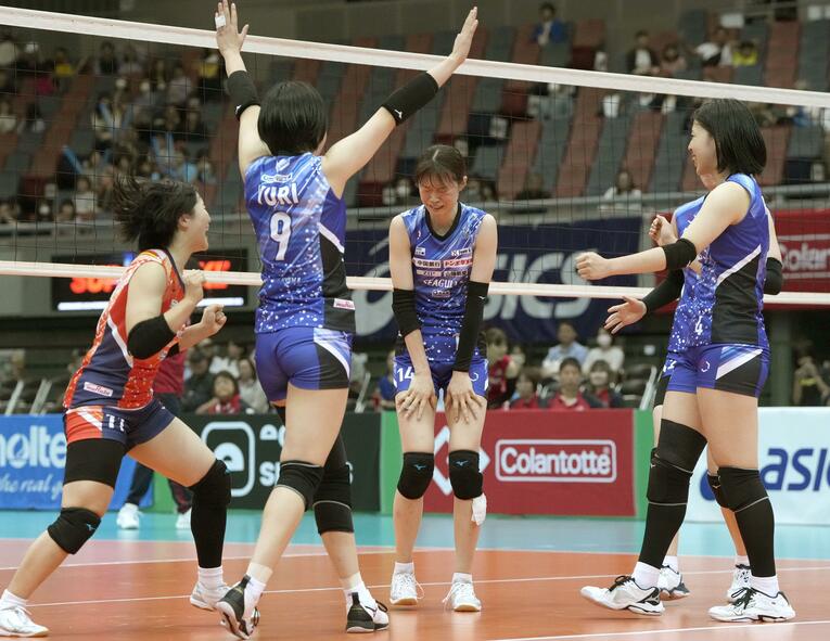 黒鷲旗男女選抜バレーボール大会で初優勝を達成し、涙する宮下遥（岡山シーガルズ）　©︎KYODO