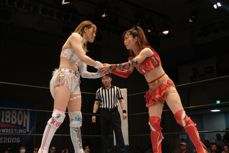 試合前に握手を交わす岩谷と藤本