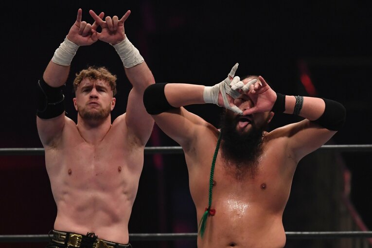 “同盟者”のウィル・オスプレイとポーズを決めるオーカーン