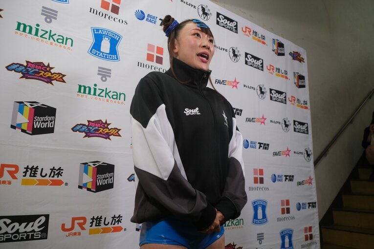 インタビュースペースで質問に答えるフワちゃん　©Norihiro Hashimoto