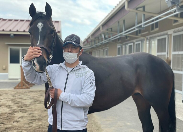 栗田調教師とタイトルホルダー　©Satoshi Hiramatsu