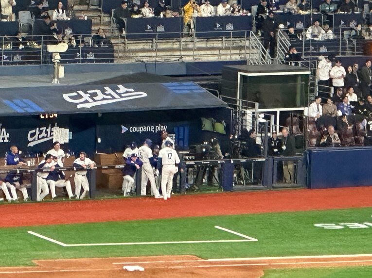 タブレットで中継ぎ投手の情報を確認するオータニ。いつもは一平氏が見せる係なのだが、今日は違う人だった