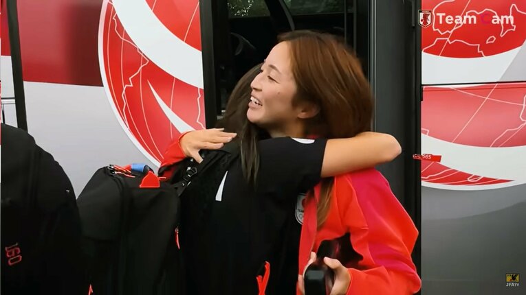 パリ五輪、長谷川と別れのハグをかわす清水（全2枚中の1枚目）　※JFA公式YouTube「Team Cam」より