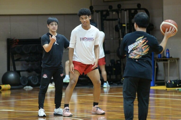 10月のトレーニングの様子。片峯コーチ（左）の指導を受ける白谷　©Miho Aoki