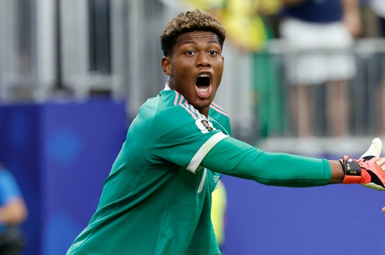 ブラジル戦で何本もスーパーセーブを見せたGKの鈴木彩艶。一方で、現地撮影カメラマンの印象に残った「意外な選手」もいたという　©Atsushi Tokumaru