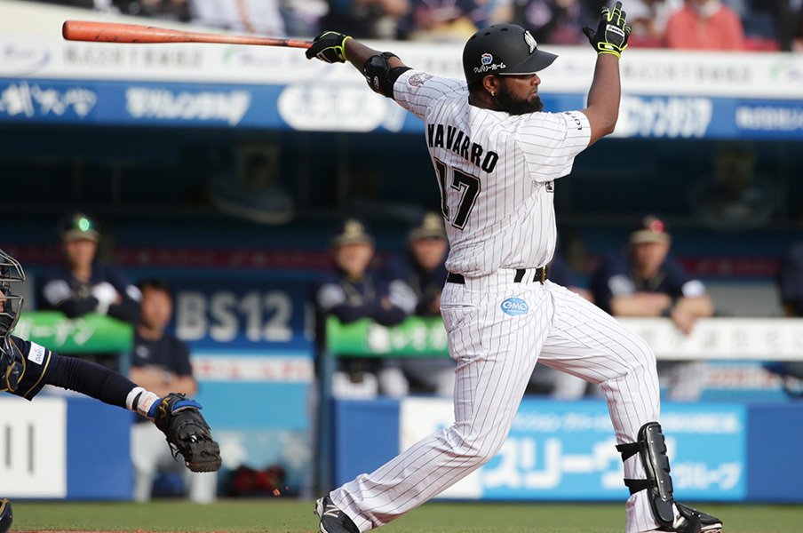 復帰のナバーロ、数字以上の存在感。ロッテに足りなかった「あと一本」を。<Number Web> photograph by NIKKAN SPORTS