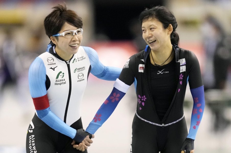 《五輪連覇へ》“氷から離れた”昨季が脳裏に浮かんで…小平奈緒(35)が目を潤ませた理由「安心して3人に1500mを任せられます」<Number Web> photograph by KYODO
