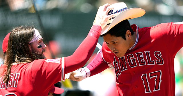 大谷翔平の“愛されすぎな日常”…仲良しマーシュが語った尊敬「素晴らしいチームメート」 好きすぎて“特製Tシャツ”を作っちゃった選手も（3／3） -  MLB - Number Web - ナンバー