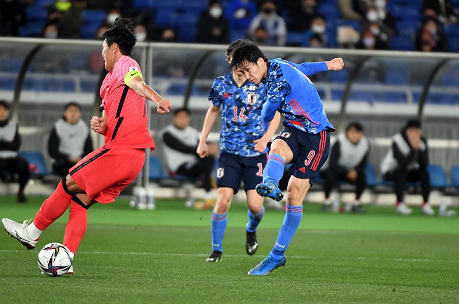 相手マーカーを翻弄するドリブルから2点目を奪った鎌田©JFA/AFLO