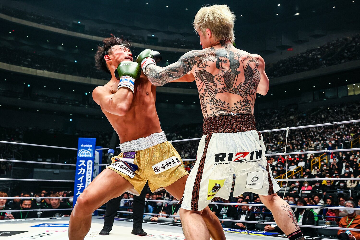 平本の左フックが梅野を直撃 ©RIZIN FF Susumu Nagao