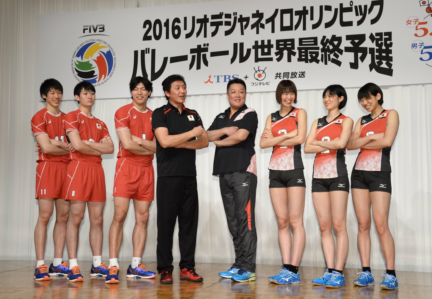 2016年、リオ五輪世界最終予選に向けて行われた記者会見の様子（左から男子代表・石川祐希、柳田将洋、清水邦広、南部正司監督、女子代表・眞鍋政義監督、木村沙織、宮下遥、古賀紗理那）©︎Sankei Shimbun