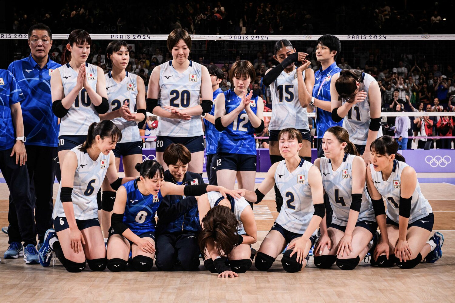 パリ五輪初勝利に笑顔を見せていたが、撮影が終わると涙を堪え切れなかった　©️Volleyball World