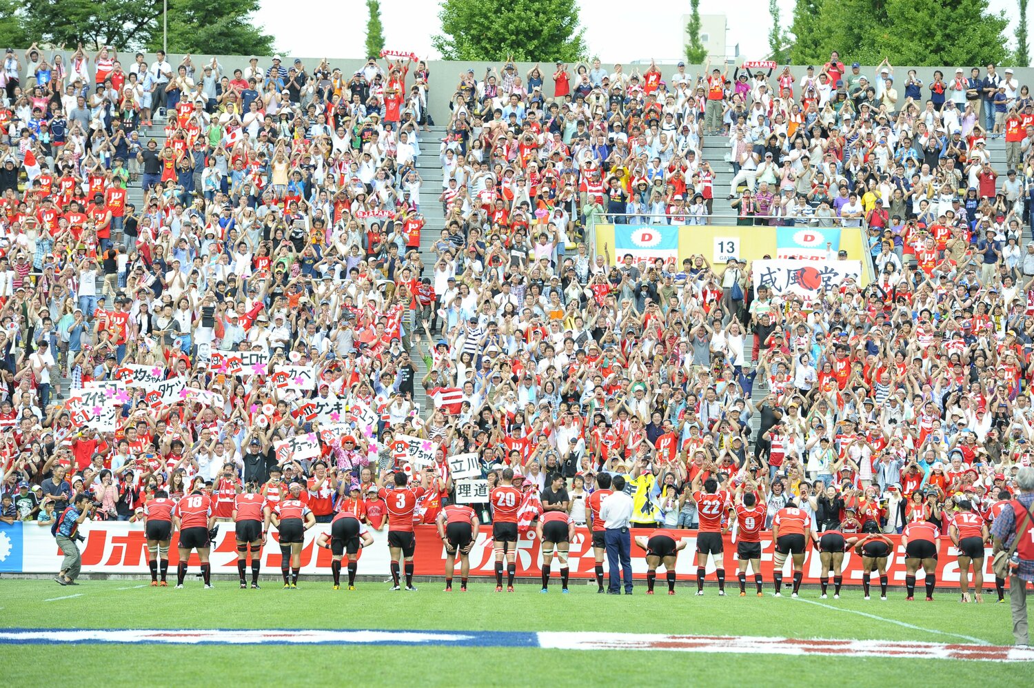 2013年6月15日、秩父宮ラグビー場でウェールズを破った日本代表。キャップ対象試合と認めたテストマッチでホームユニオン（ウェールズ、イングランド、スコットランド、アイルランド）に勝つのは史上初の快挙だった。この日、畠山は18番をつけて後半早々に出場し、スクラムで存在感を発揮した　©︎Toshiya Kondo