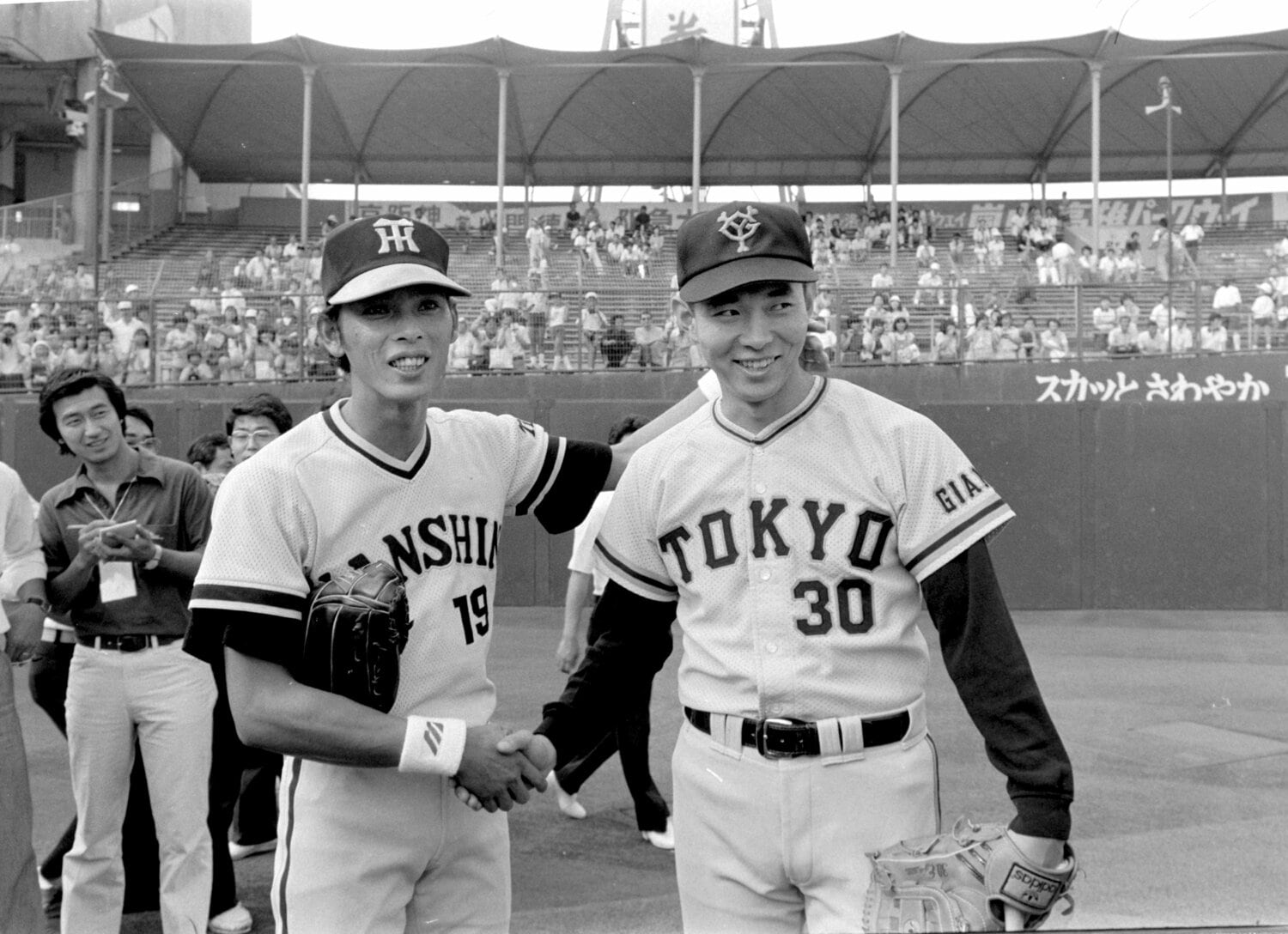 1980年7月、小林繁の阪神2年目。巨人・江川卓とオールスターで再会し、握手を交わす　©Sankei Shimbun