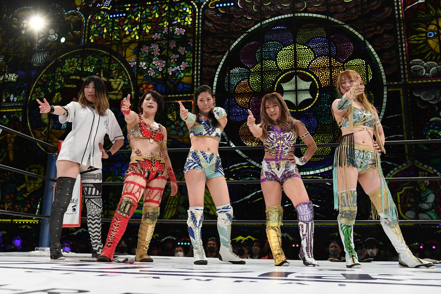 QQのメンバーと指差しポーズを決める天咲光由（中央／クリックするとその他の写真もご覧になれます）