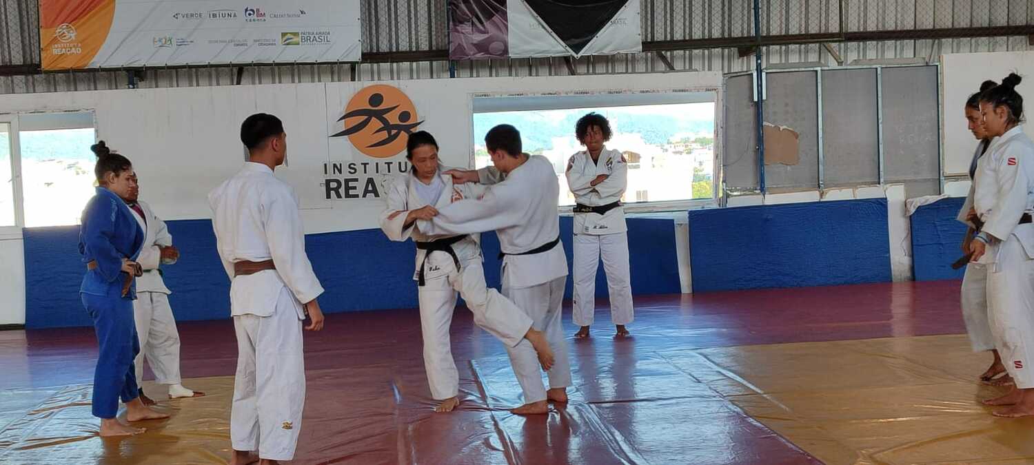 若手選手を指導する裕子さん　©Hiroaki Sawada　