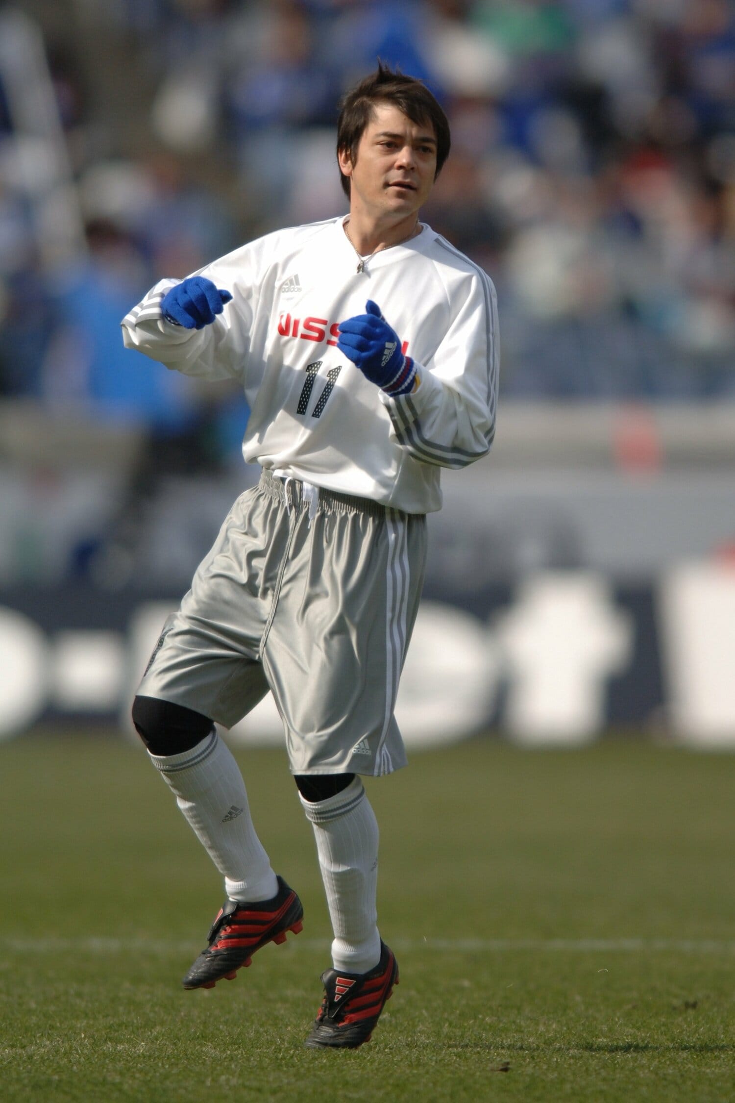 2005年Jリーグオープニングエキシビジョンマッチ「横浜F・マリノスOB vs OBスターズ」に出場した川平慈英　©︎Masakazu Watanabe/AFLO SPORT