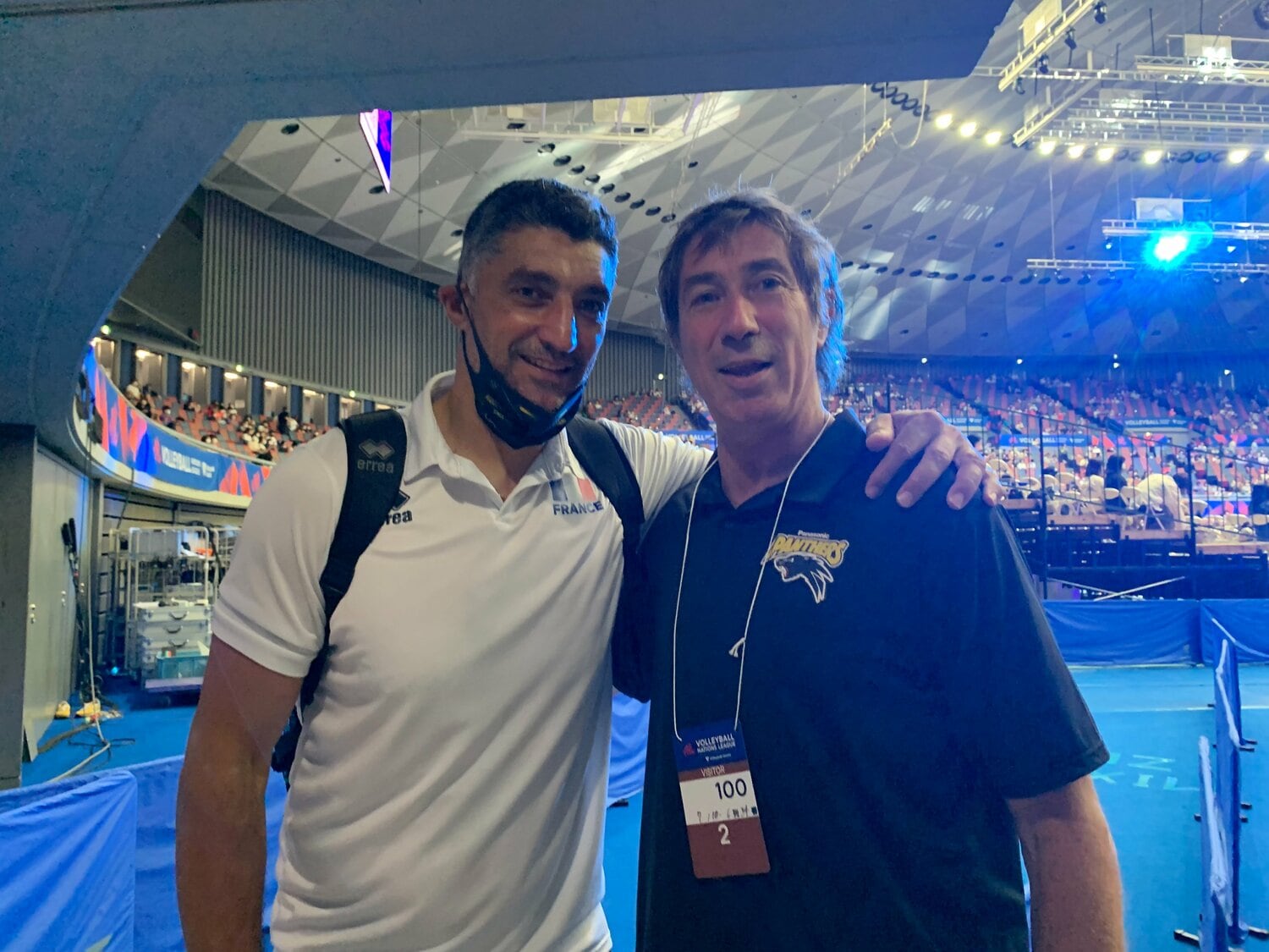 東京五輪でフランス代表を金メダルに導いたロラン・ティリ(右/現パナソニックパンサーズ監督)と現代表を率いるアンドレア・ジャーニ(2022年撮影)©︎Noriko Yonemushi