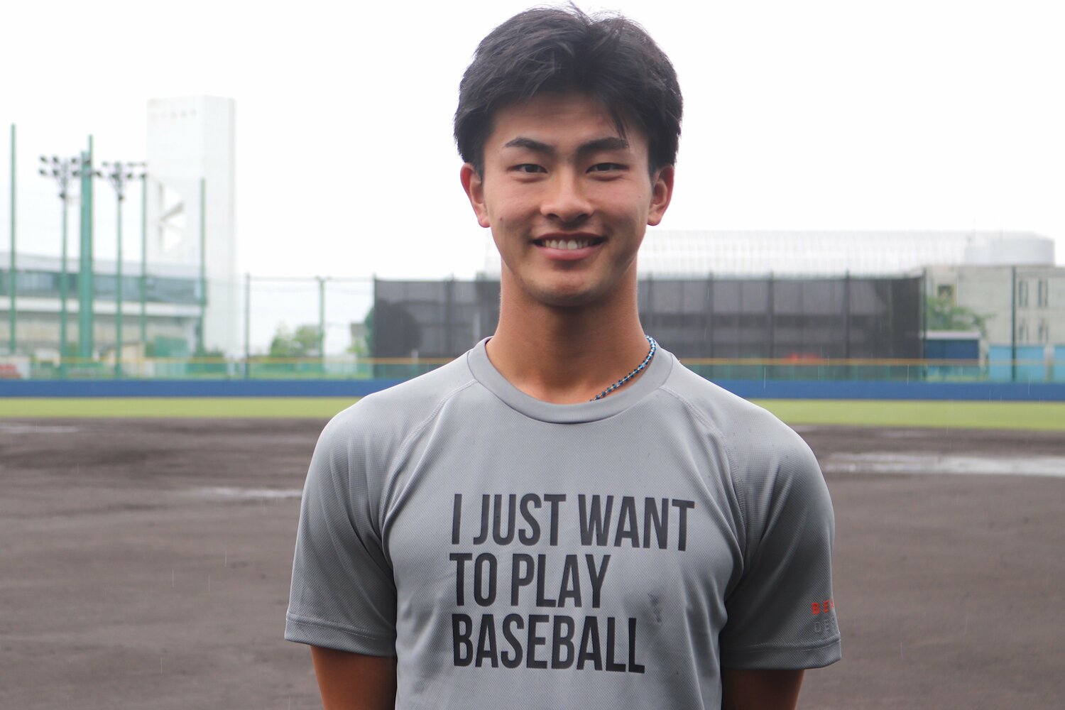 練習後、笑顔で写真撮影に応じた古謝樹投手(桐蔭横浜大) ©︎Yu Takagi