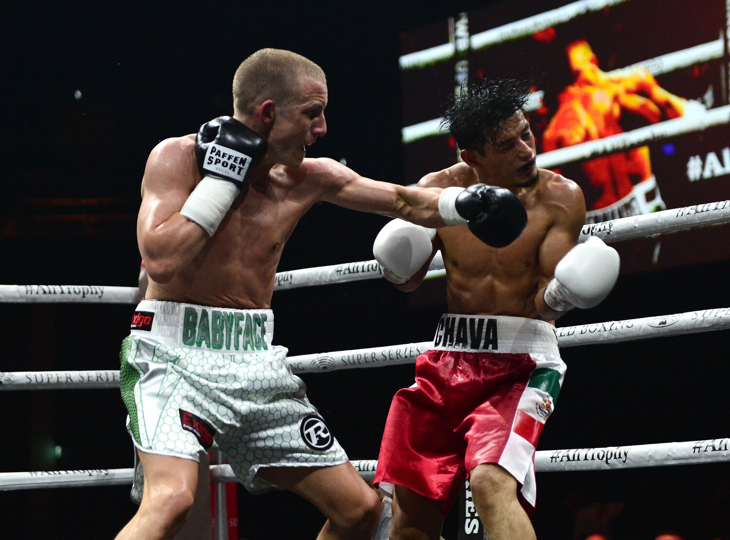 2019年5月のサルバドール・エルナンデス・サンチェス戦。ガードを高く保ちながら左を放つポール・バトラー　©Getty Images