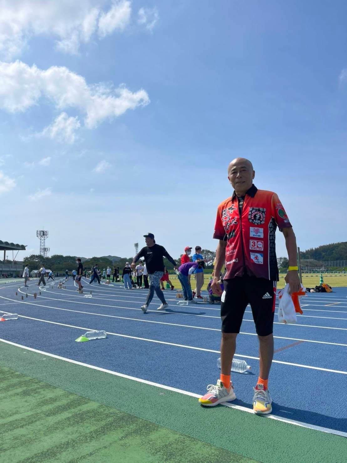 モルックをする井手らっきょさん　写真は本人提供