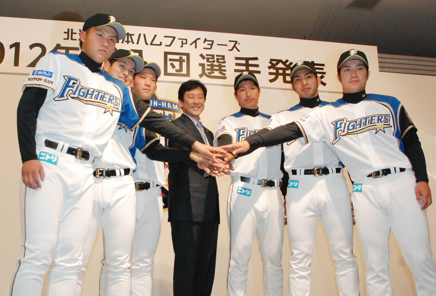 2012年、日本ハムの新入団選手記者会見。左端が森本さん、大谷は不在　©JIJI PRESS