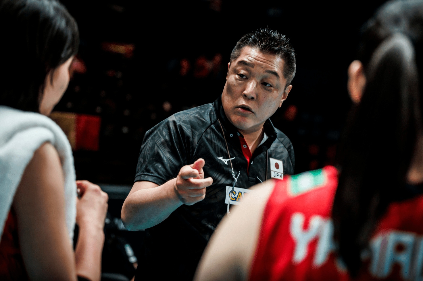 選手に指示を送る眞鍋政義監督　©︎FIVB