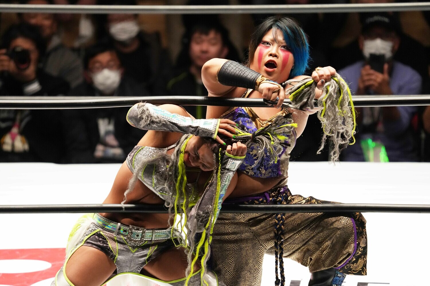 ハサミでジュリアの髪を切る刀羅ナツコ。2月17日、後楽園ホール　©Essei Hara