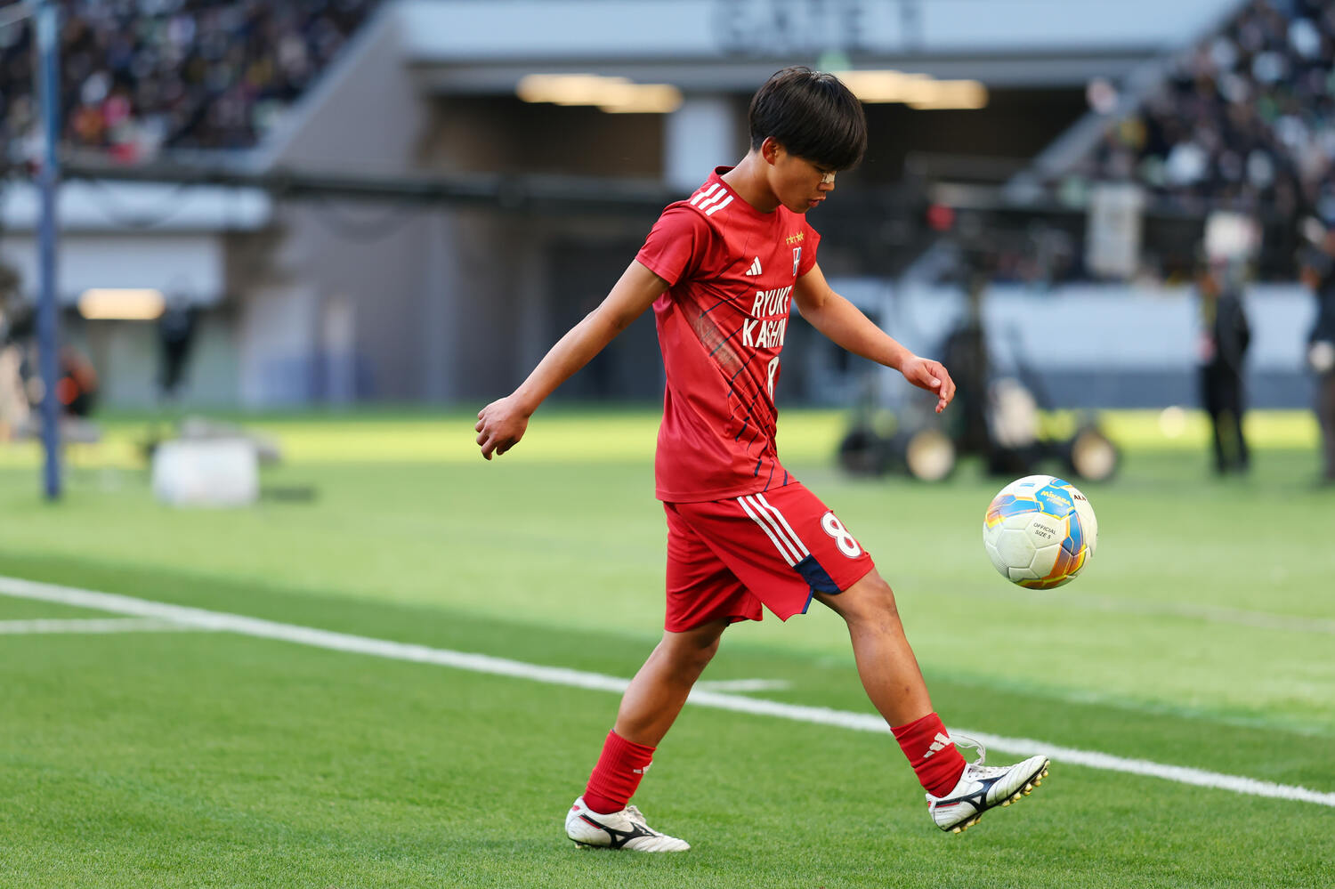 大観衆が詰めかけた国立競技場のピッチでリフティングする亀田　©︎Naoki Morita/AFLO SPORT