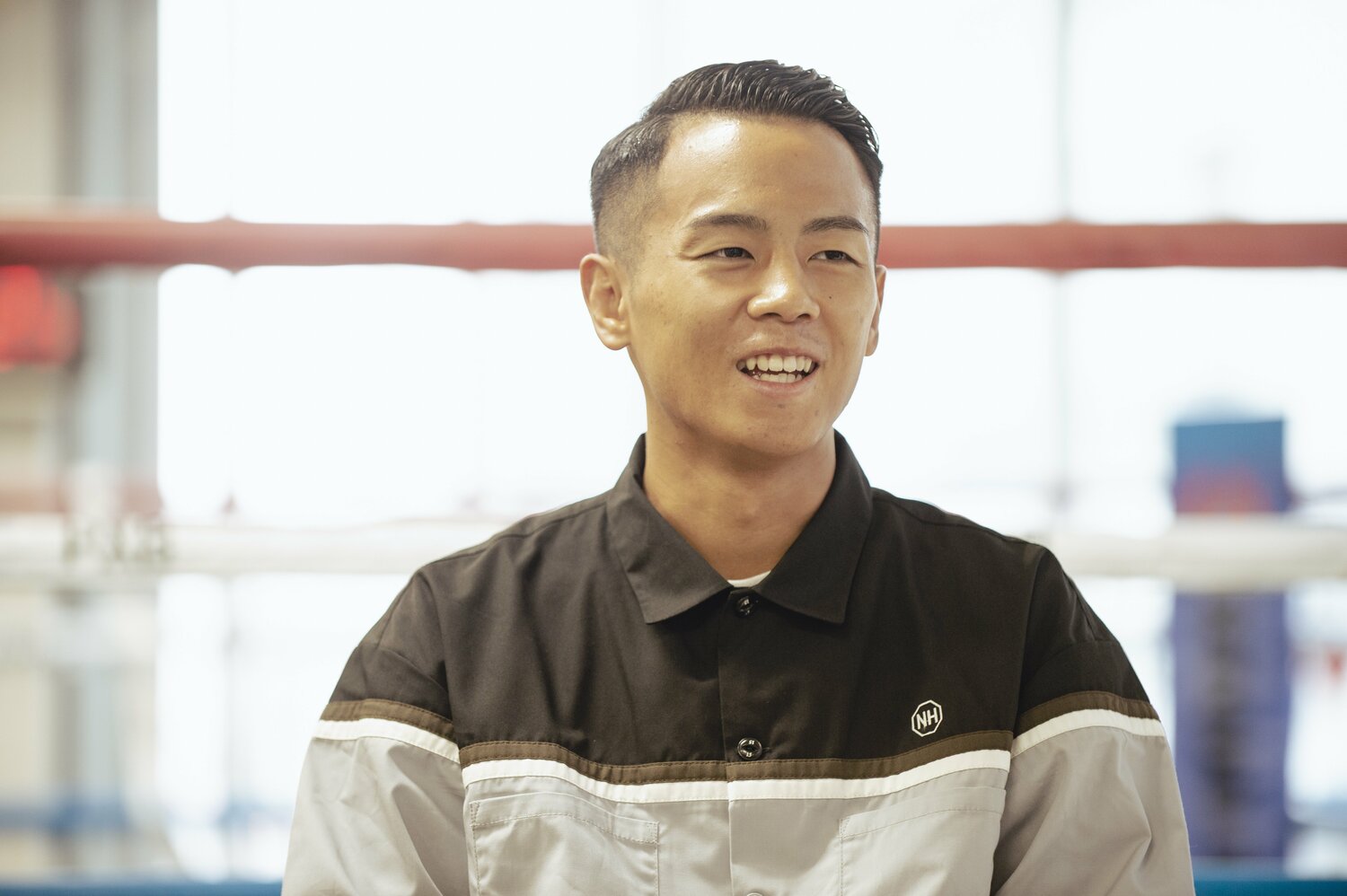 インタビュー中、笑顔を見せる武居由樹　©Wataru Sato