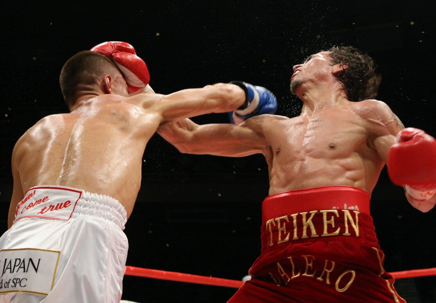 試合前の狙い通り、エドウィン・バレロに右を打ち込む嶋田雄大　©JIJI PRESS