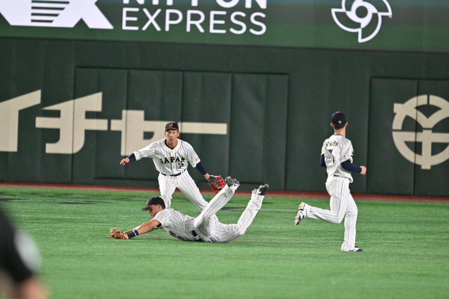 WBC韓国戦の5回、頭からダイビングでのスーパーキャッチの瞬間（3／3枚）　©Naoya Sanuki