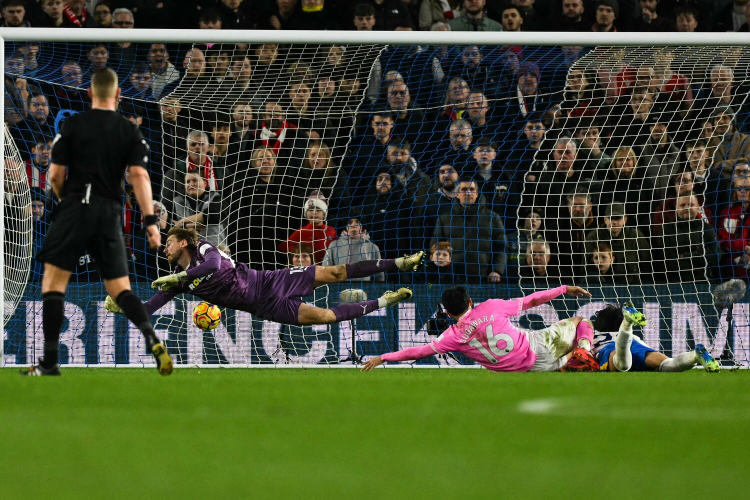 前半29分、三笘薫のゴールシーン【3枚目／全3枚】。三笘のダイビングヘッドがゴールに突き刺さる。菅原はピッチに倒れ込んだ　©JIJI PRESS