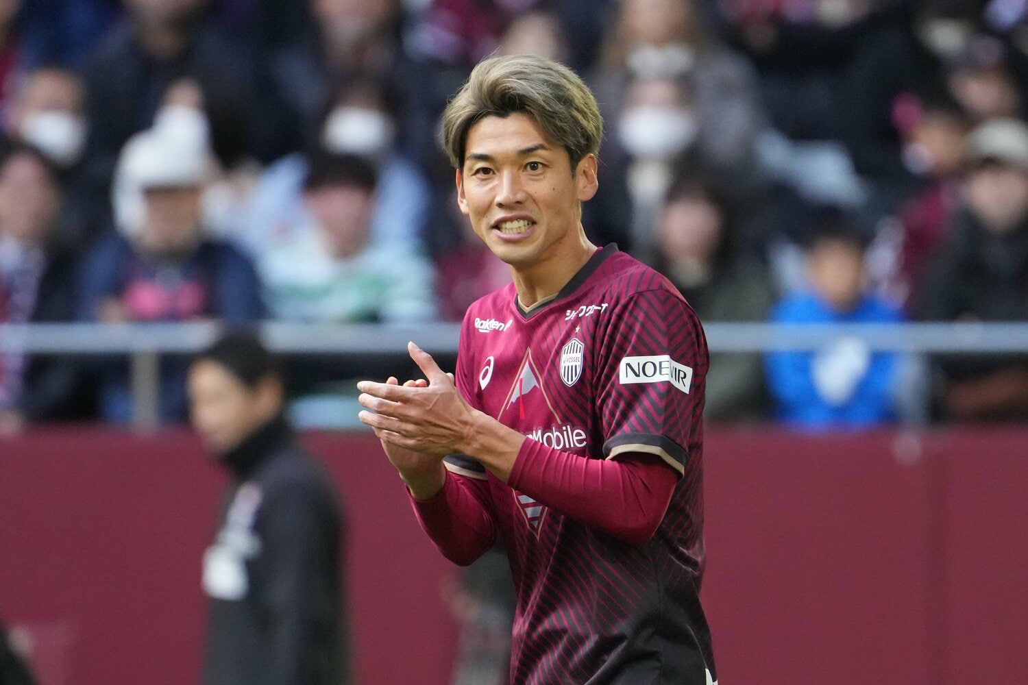 佐々木大樹を鼓舞する大迫勇也　©Masashi Hara