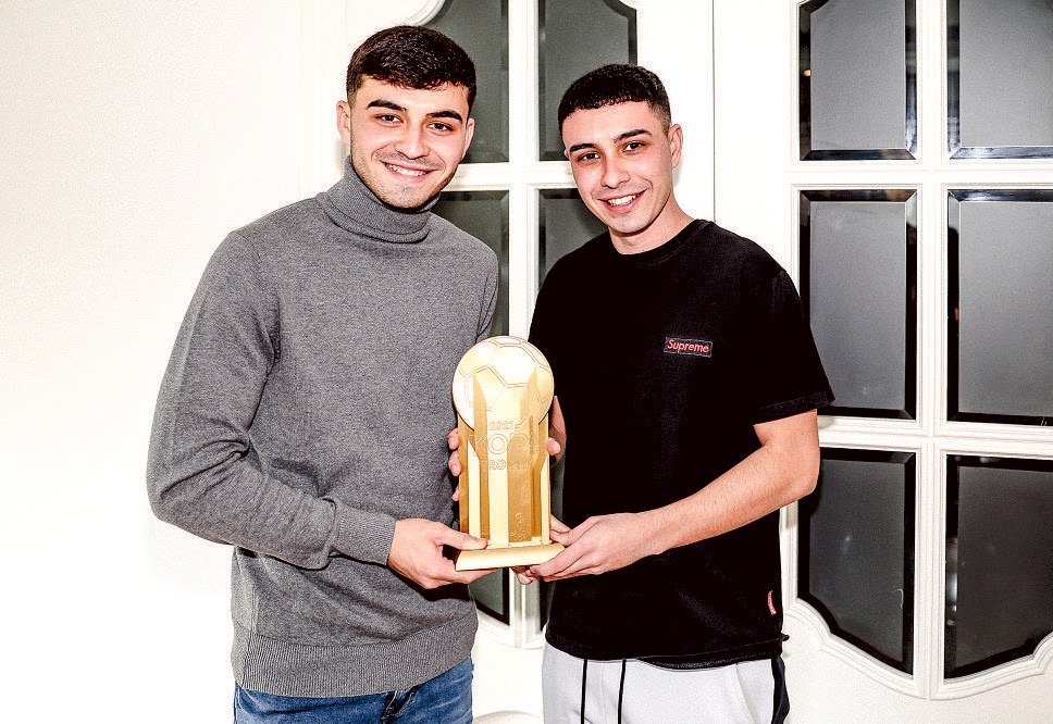 バルセロナでともに暮らす兄フェルナンド（右）と。ペドリの日々の生活を支える存在でもある