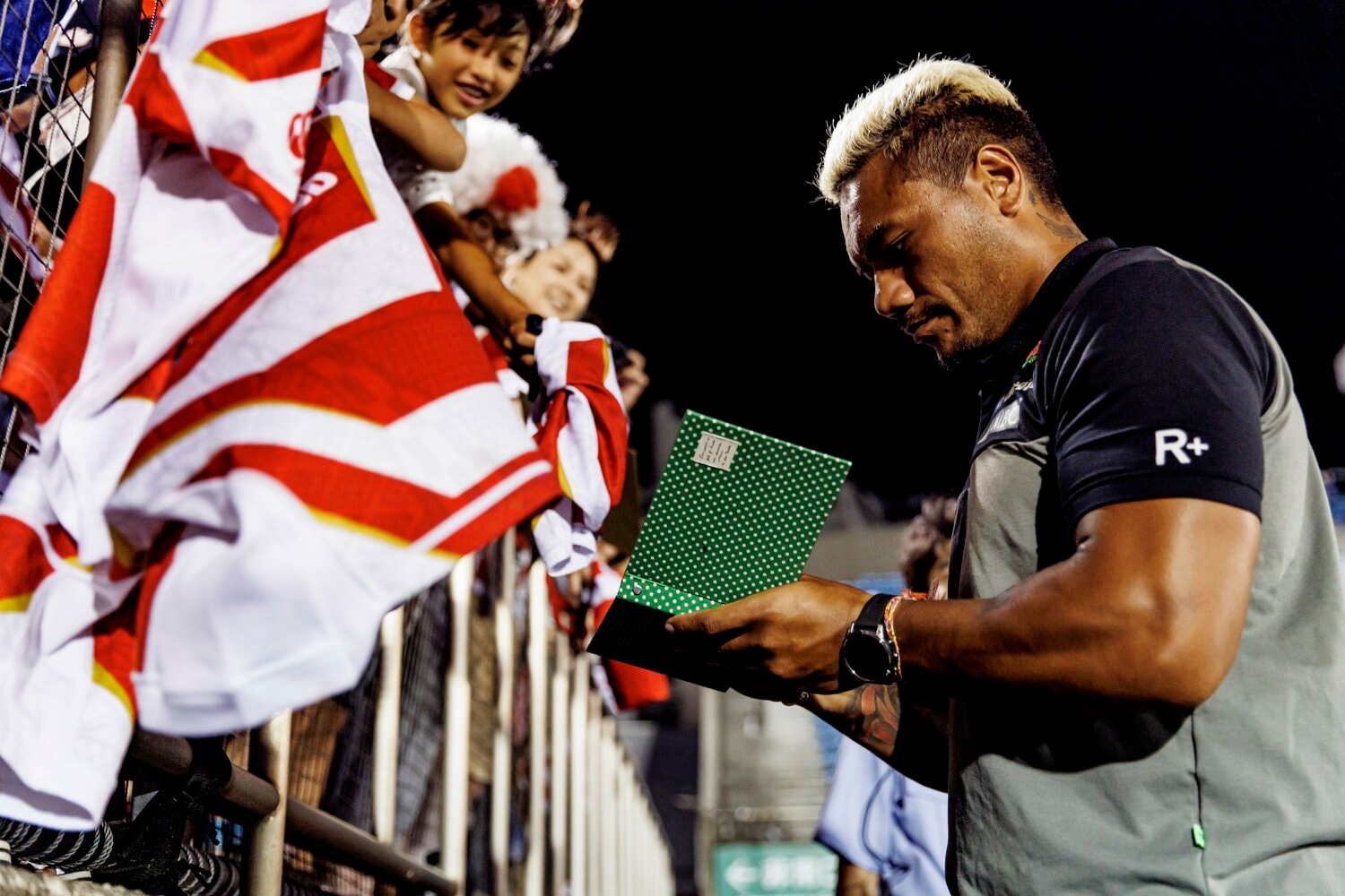 ファンのサインに対応するレメキ ロマノ ラヴァ（2023年撮影）。当時19歳の2009年に来日して以来、日本国内でプレーし、日本代表としてもW杯2大会に出場した　©︎Kiichi Matsumoto