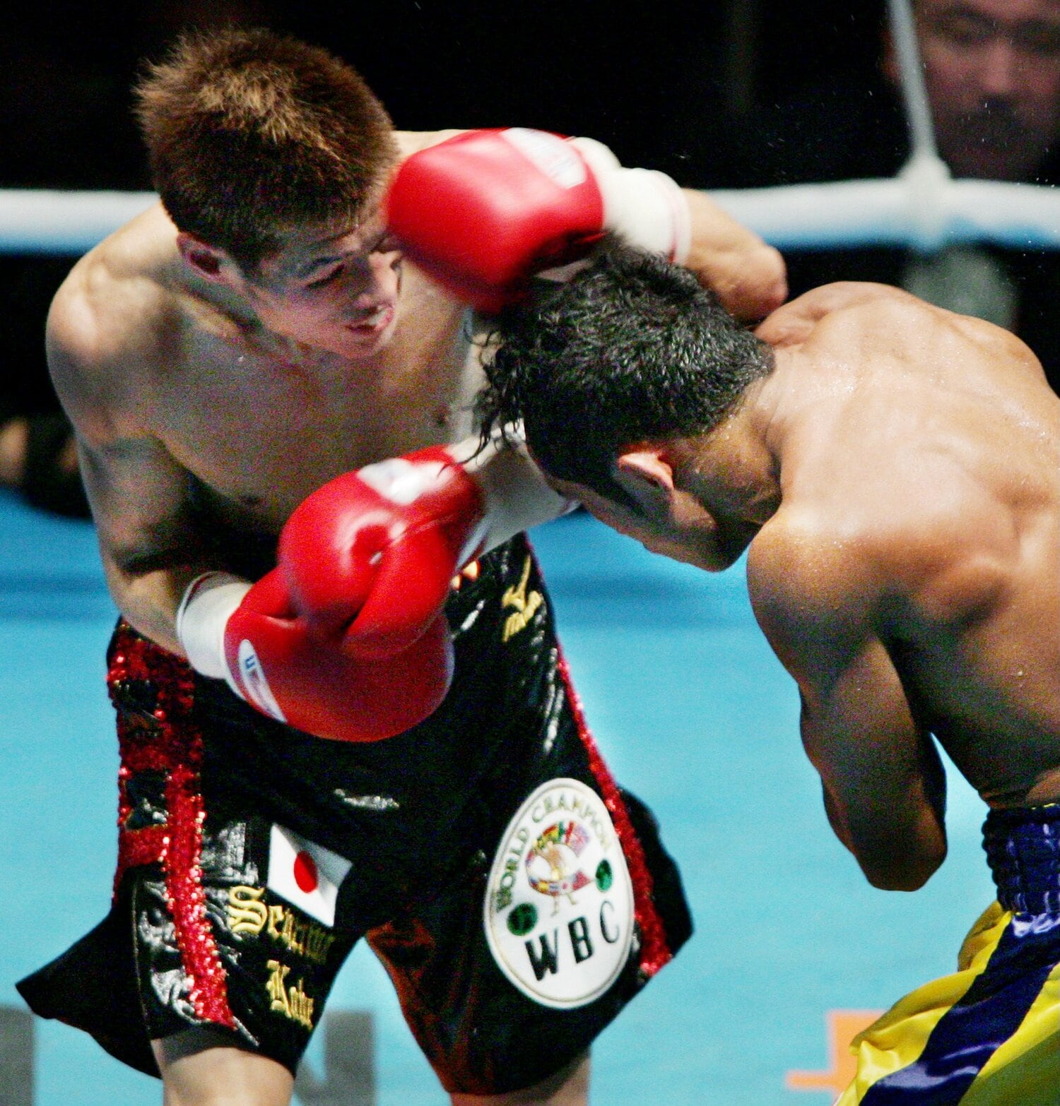 2006年3月25日の再戦でウィラポンを攻める長谷川穂積さん ©JIJI PRESS