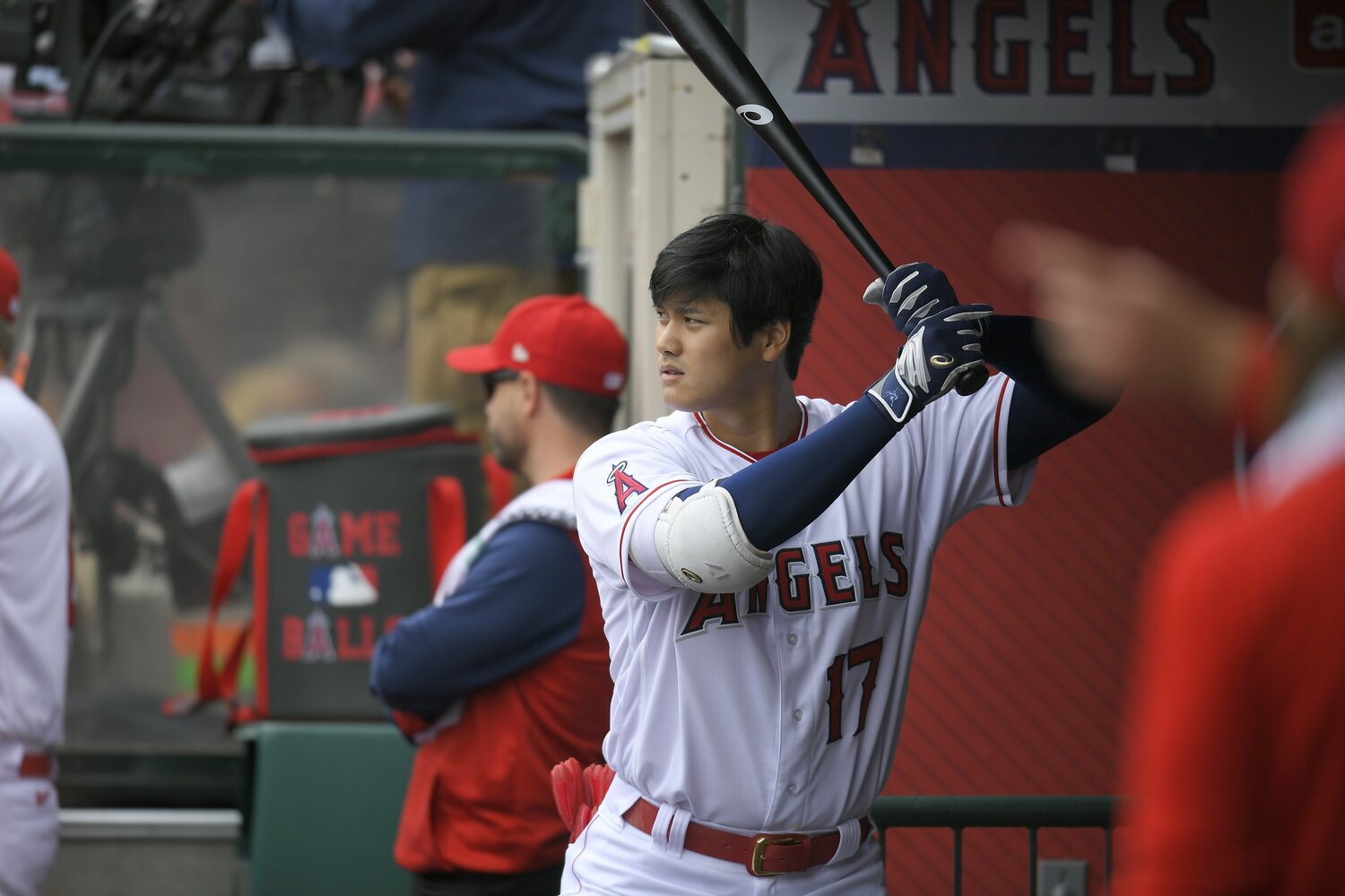 ベンチでフォームを確認する大谷翔平　©Getty Images