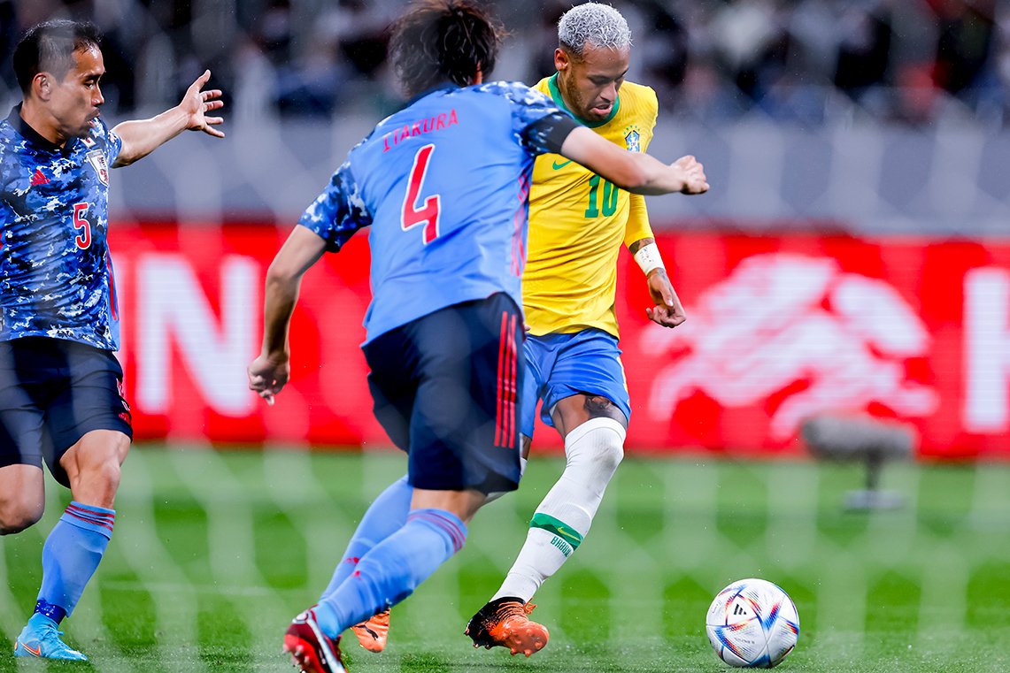 ネイマールと板倉のマッチアップ　©Kiichi Matsumoto/JMPA