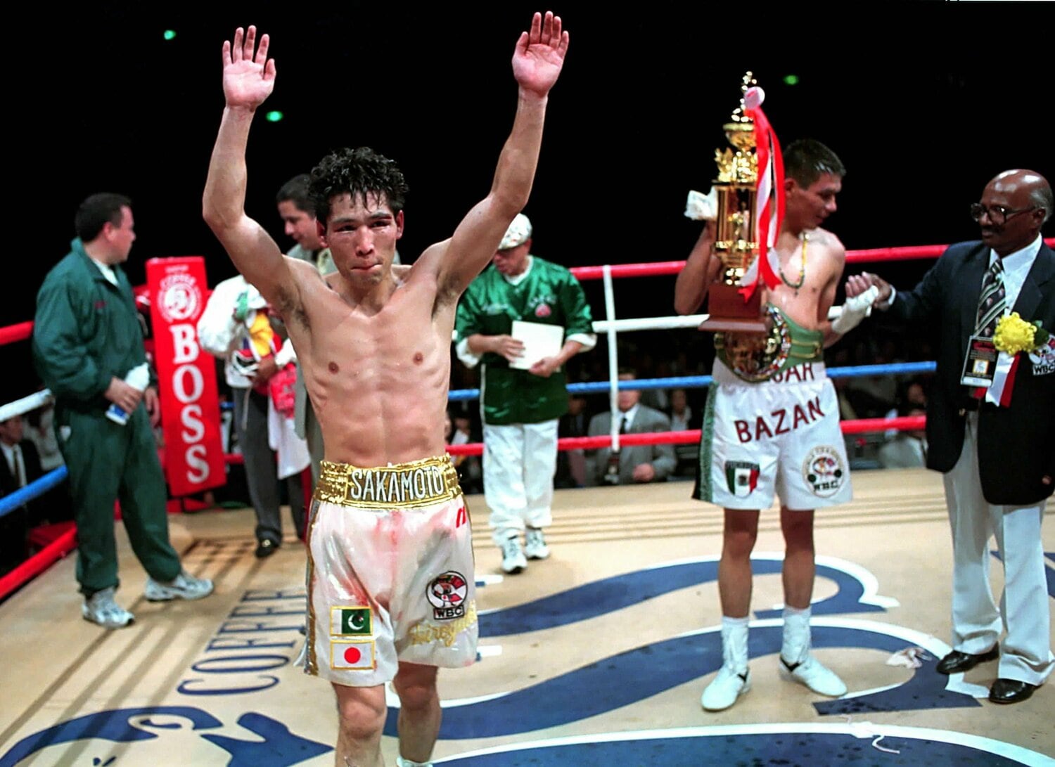 父を亡くした3カ月後の1998年8月、2度目の世界戦でセサール・バサンに判定負けを喫した　©Koh Tanaka