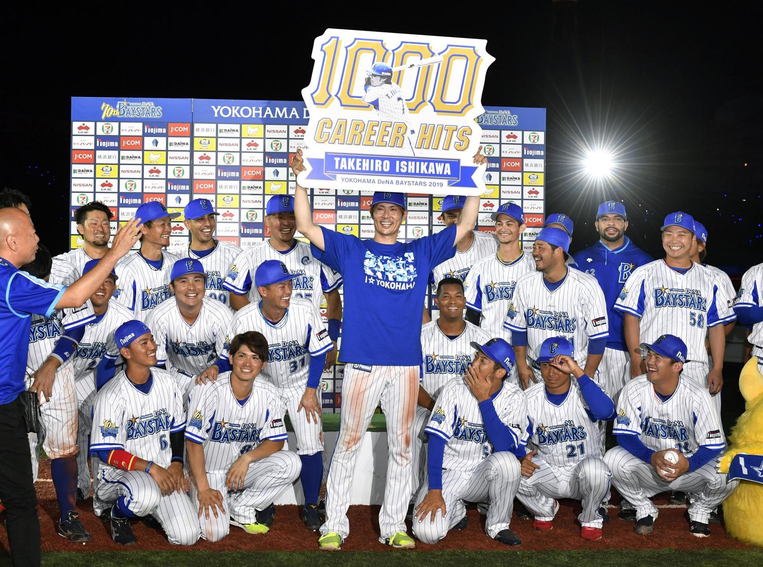 2019年、石川は通算1000安打達成のボードを掲げ、選手やファンに祝福された (C)Kyodo News