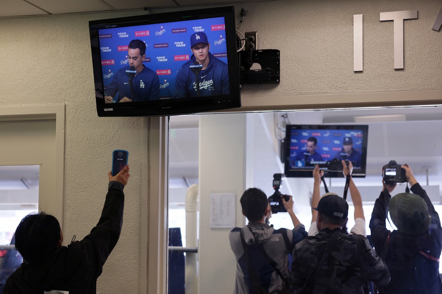 直接見れない記者もいたが、多くのメディアが集結。水原一平元通訳のことを会見が進むに従って、「彼」「一平さん」と呼称がもとに戻るなど感情の揺れ動きも見てとれた　©JIJI PRESS