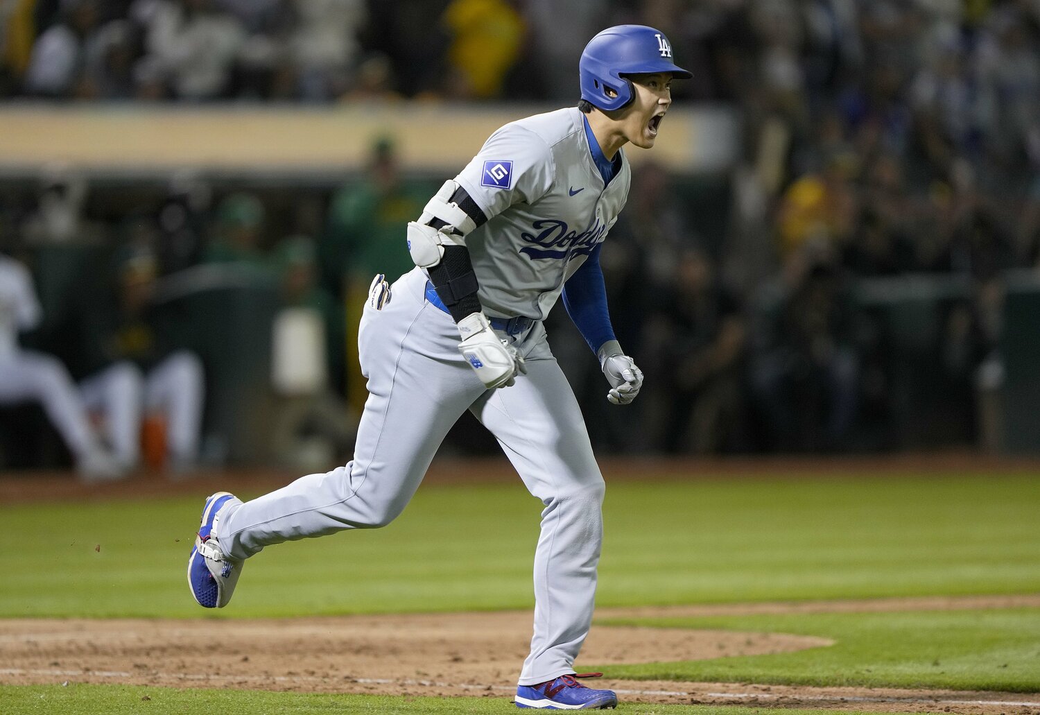 現地8月2日のアスレチックス戦、33号ホームランを放った。3試合連続無安打からの1本、大谷も雄叫びをあげた　©Getty Images