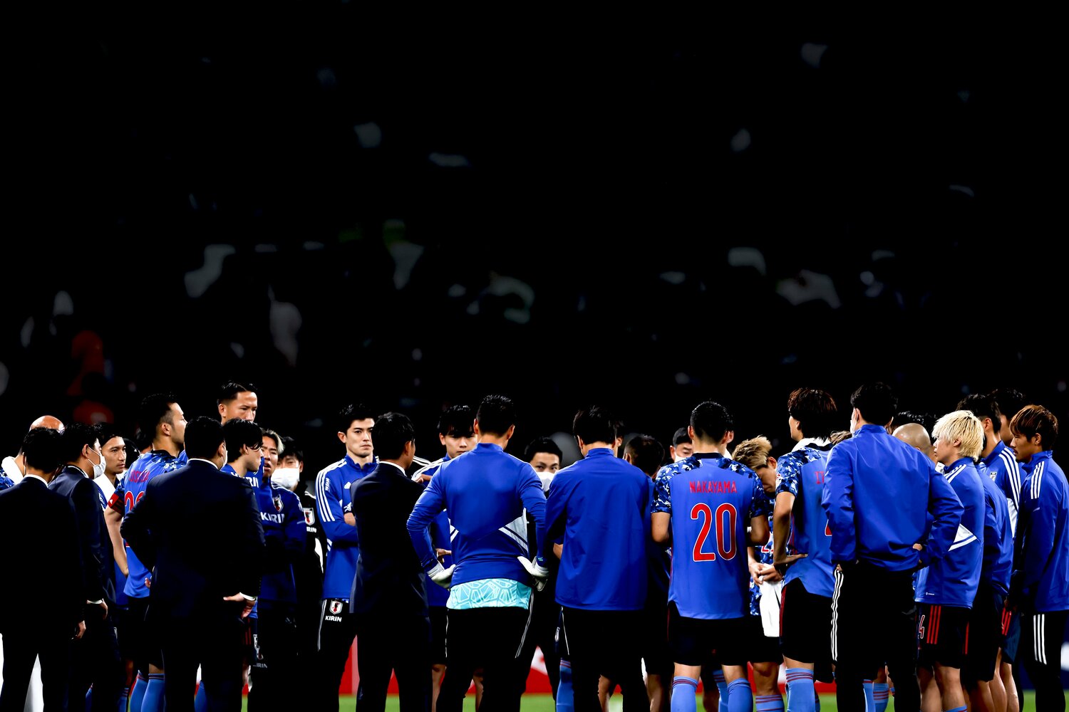ブラジル後、国立競技場のピッチに選手を集めた森保監督　©Kiichi Matsumoto/JMPA