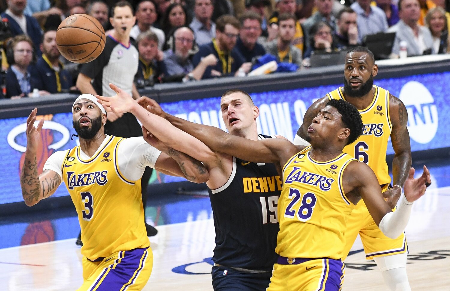 ニコラ・ヨキッチ(ナゲッツ)のマークを託された八村塁 ©︎Getty Images